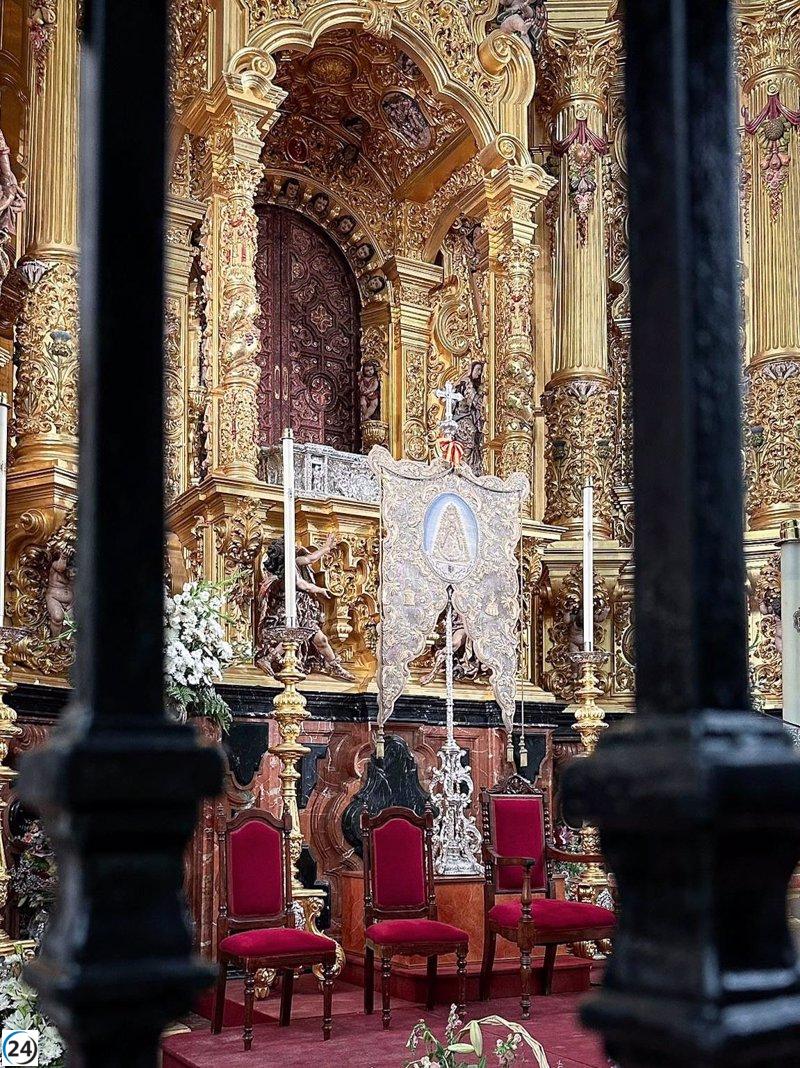 Comienza la restauración de la Virgen del Rocío por parte de La Matriz mientras el Simpecado ocupa el lugar central en el altar