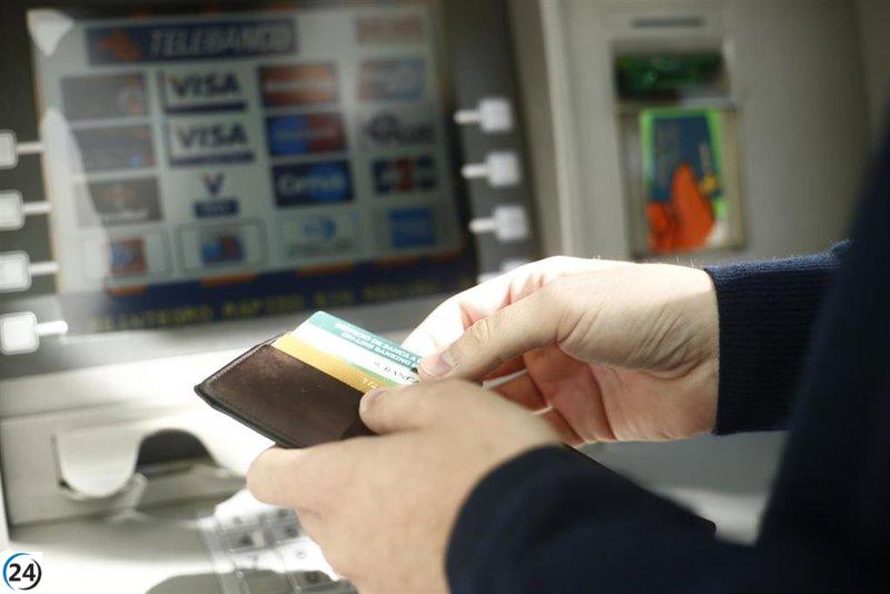 El Gobierno aprueba aumento salarial del 0,5% para 620 mil empleados públicos en Andalucía.