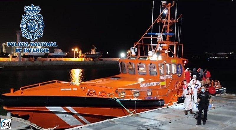 Salvamento marítimo salva a 45 personas en dos embarcaciones en su intento por llegar a las costas de Cádiz.