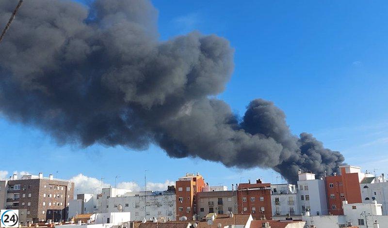 Bomberos prosiguen labor de extinción en incendio en nave de residuos en Huelva