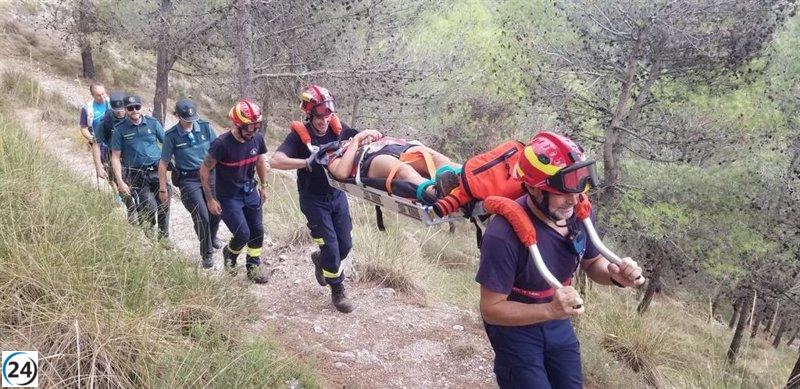 Bomberos del Consorcio rescatan a una senderista con fractura de tobillo en Rute, Córdoba