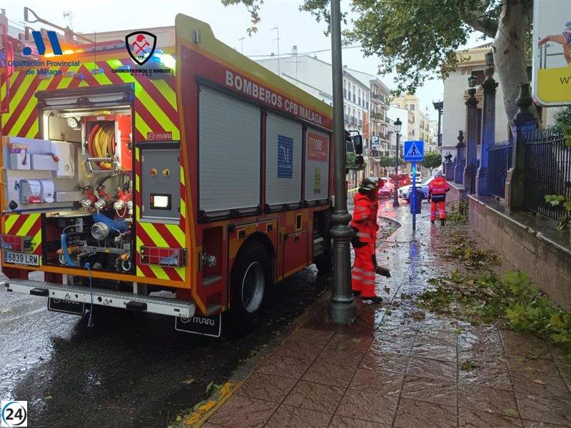 Accidente en Málaga deja siete heridos tras colisión de autobús contra muro debido a la acumulación de agua en la vía