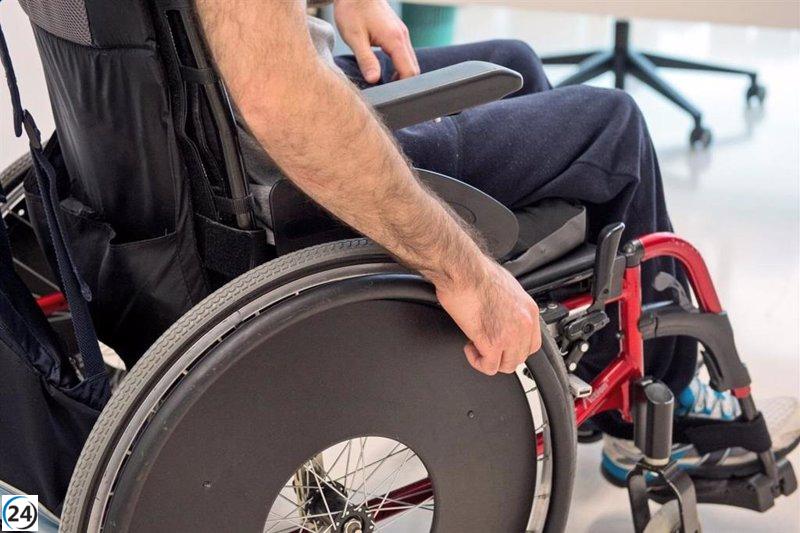 Arrestado por brutal agresión y robo a un hombre en silla de ruedas en Lújar, Granada, usando su propia muleta y sustrayendo 1.700 euros.