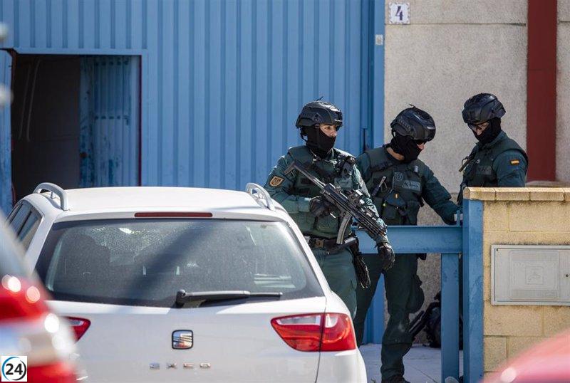 Docena de arrestos en múltiples allanamientos en operativo anticrimen en Huelva.
