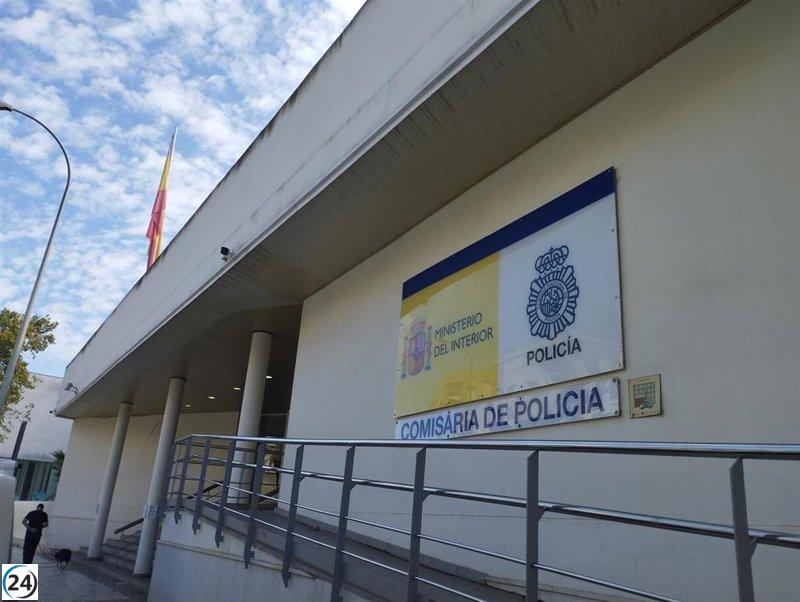 Detención en Huelva: Joven de 19 años arrestado por agresión a una persona sin hogar en un soportal.