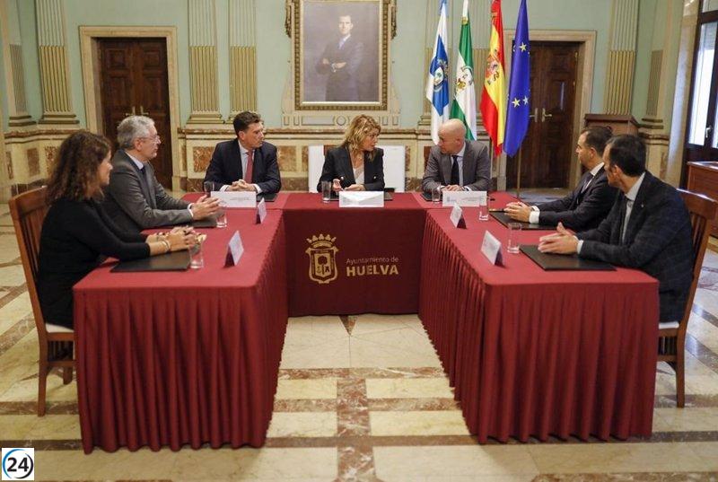 El Ayuntamiento y el Puerto de Huelva se reúnen con la filial de Maersk para discutir el desarrollo de una planta en la zona