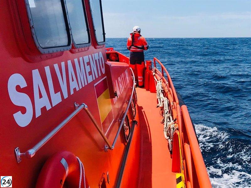 Cinco migrantes rescatados a bordo de una embarcación hinchable en el Estrecho