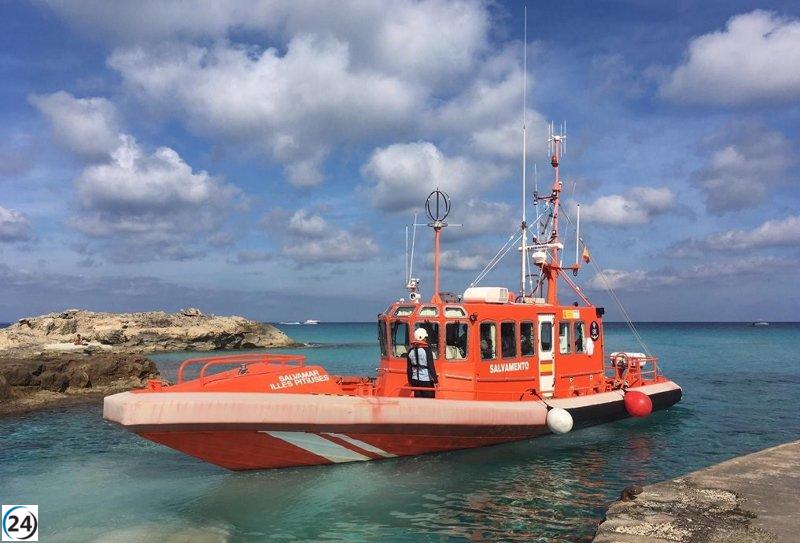 Salvamento Marítimo brinda ayuda a 15 personas migrantes este fin de semana en aguas del Estrecho y costa almeriense.
