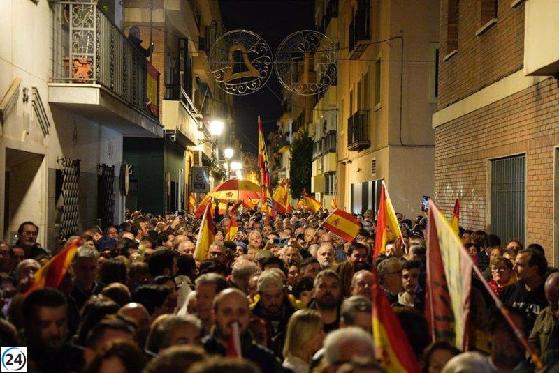 Multitudinaria protesta se desata frente al PSOE-A contra la amnistía, con la participación de más de mil personas.