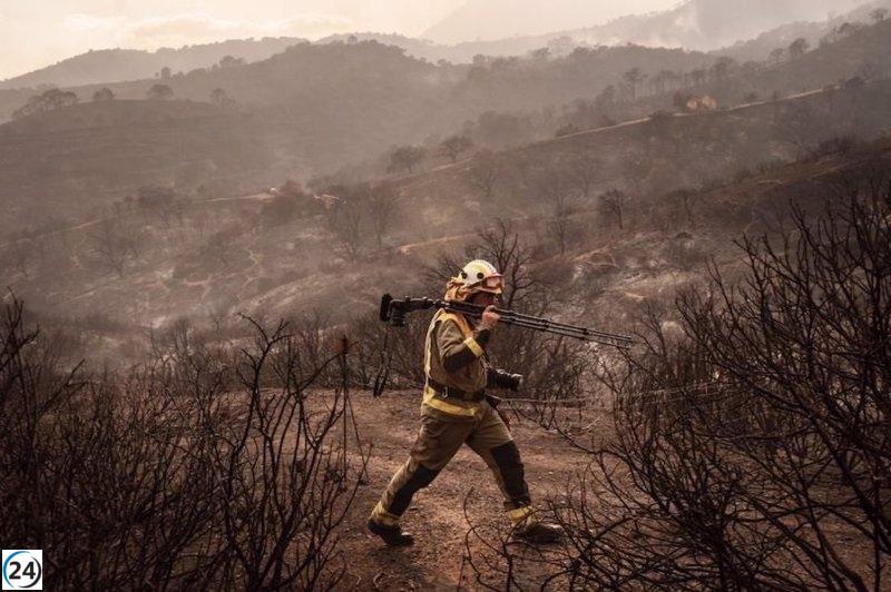 300 personas son desalojadas en Mijas (Málaga) debido al avance del incendio forestal.