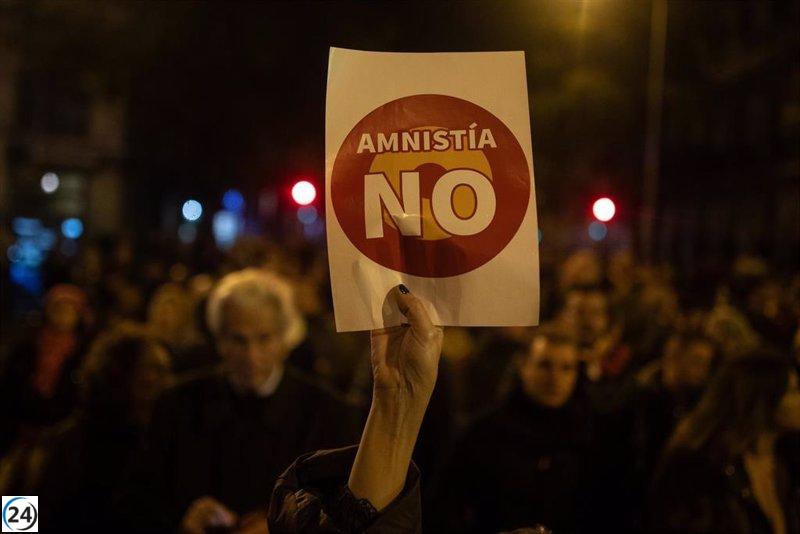 Protesta masiva en Fibes (Sevilla) en rechazo a la amnistía durante los Latin Grammy.