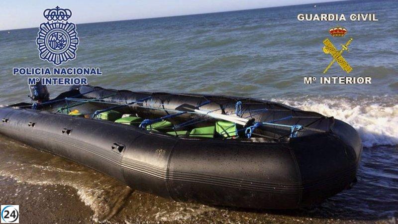 Arrestan a individuo en Roquetas de Mar por su presunta participación en introducción de migrantes en España utilizando embarcaciones cargadas de drogas.