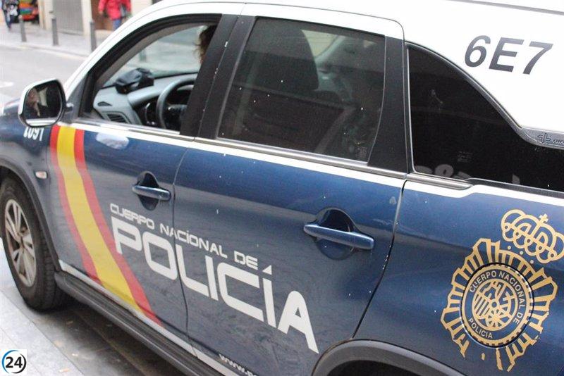 Siete personas arrestadas, incluyendo a dos jóvenes, por cometer delitos de extorsión y robo a usuarios de una aplicación de citas en Málaga.