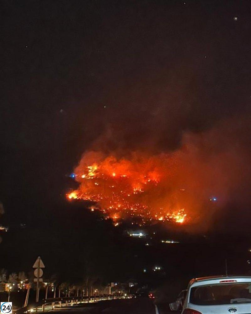 El Infoca trabaja intensamente para contener el fuego en Lanjarón (Granada), logrando estabilizarlo a partir de la medianoche.