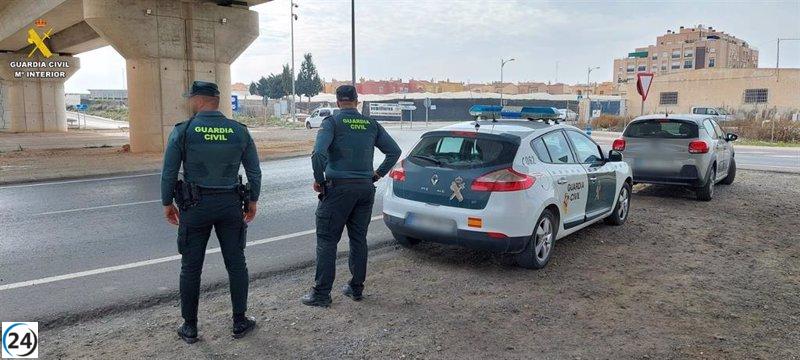 El agresor que retenía y maltrataba a su pareja en Almería, es arrestado y llevado a la cárcel tras haber lanzado notas de auxilio a la vía pública.