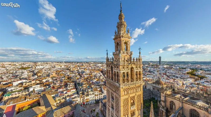 La Giralda: Emblemático Campanario de la Catedral de Sevilla