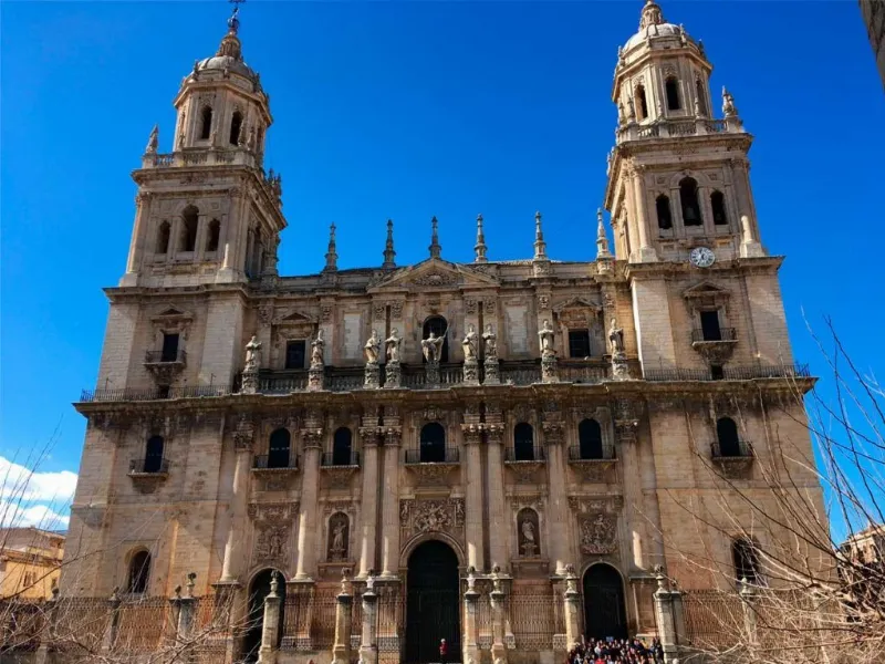 El arte sacro de la Catedral de Jaén, con sus impresionantes vidrieras