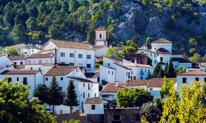 Descubre la belleza de Grazalema, el pueblo blanco en plena naturaleza